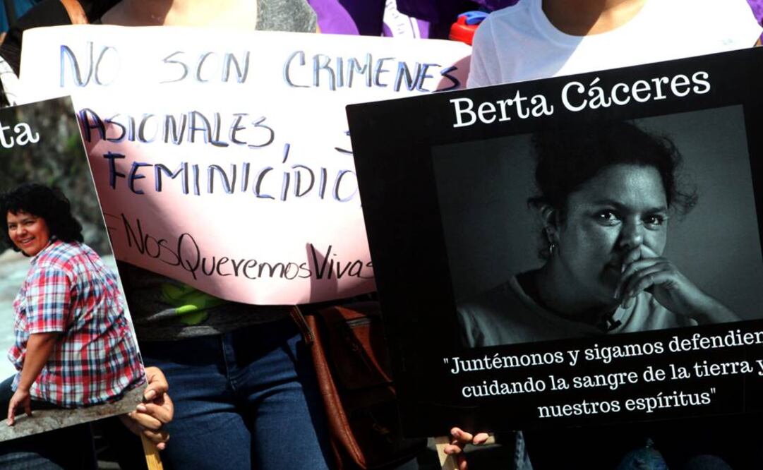 Mujeres con imágenes de la líder indígena hondureña Berta Cáceres participan en una marcha en conmemoración del Día Internacional de la Mujer en Managua (Nicaragua) (Foto: EFE)