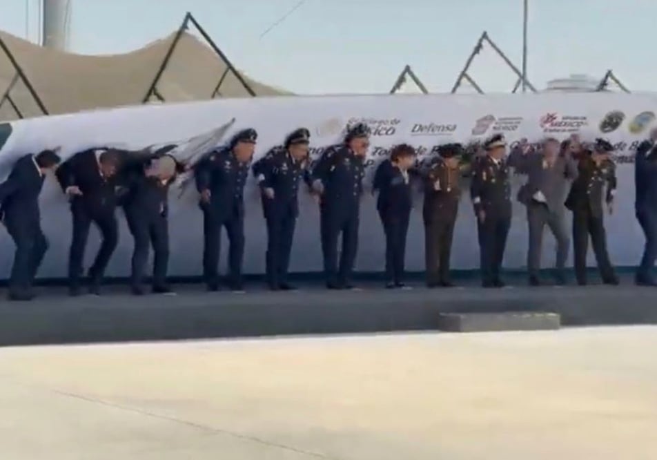 Una mampara cayó durante un evento de toma de protesta en la Zona Militar de Santa Lucía. Foto: Especial