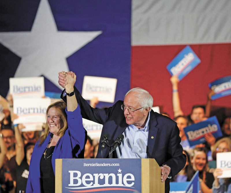 El precandidato demócrata Bernie Sanders, ayer en San Antonio con su esposa. “Hemos conseguido una coalición multigeneracional y multirracial que va a barrer este país”, dijo. Foto: ERIC GAY. AP