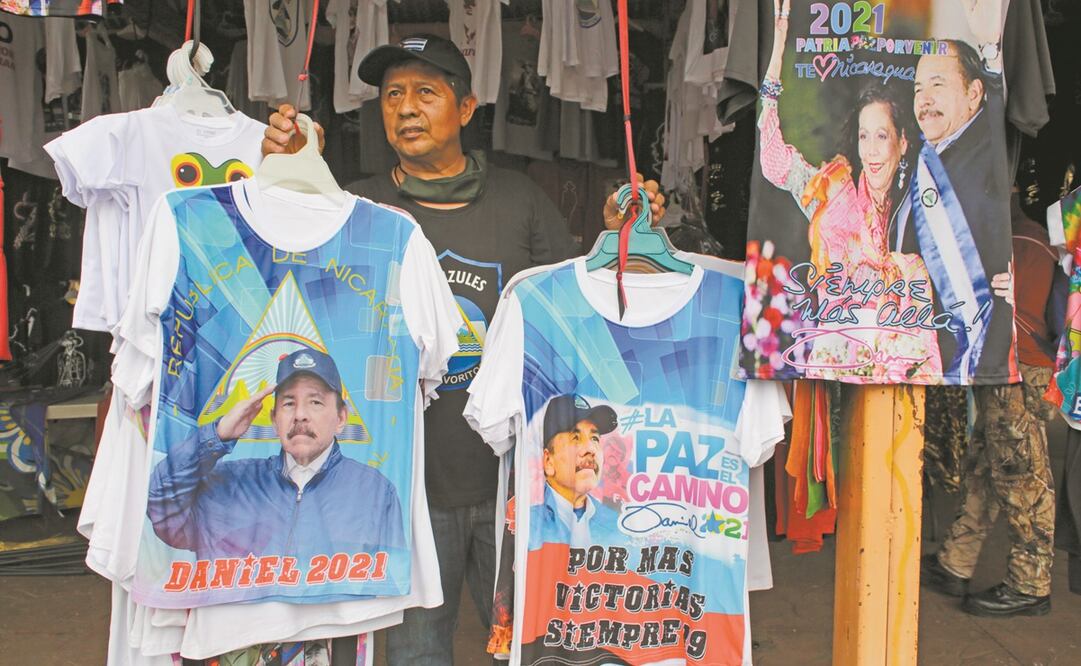 Un comerciante vende playeras con la imagen del presidente nicaragüense, Daniel Ortega, en Managua. Foto: Oswaldo Rivas. Xinhua
