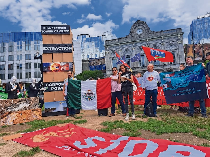 Activistas protestaron afuera de la sede donde se lleva a cabo la cumbre entre la Unión Europea y la Celac, en Bruselas. Fotos: Inder Bugarin / El Universal