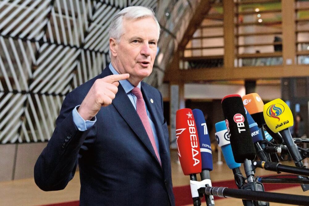 El negociador de la Unión Europea para el Brexit, Michel Barnier, habló ayer con la prensa a su llegada a la sede del bloque, en Bruselas (VIRGINIA MAYO. AP)