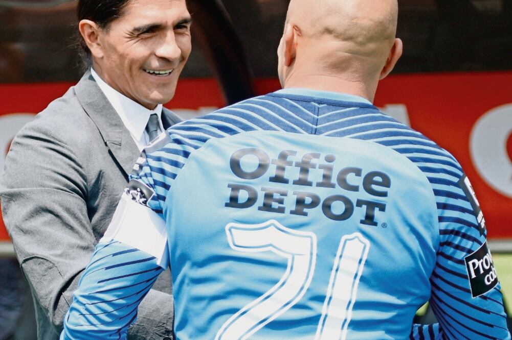 Palencia y Óscar Pérez fueron compañeros en Cruz Azul. (GUSTAVO MARTÍNEZ. AP)