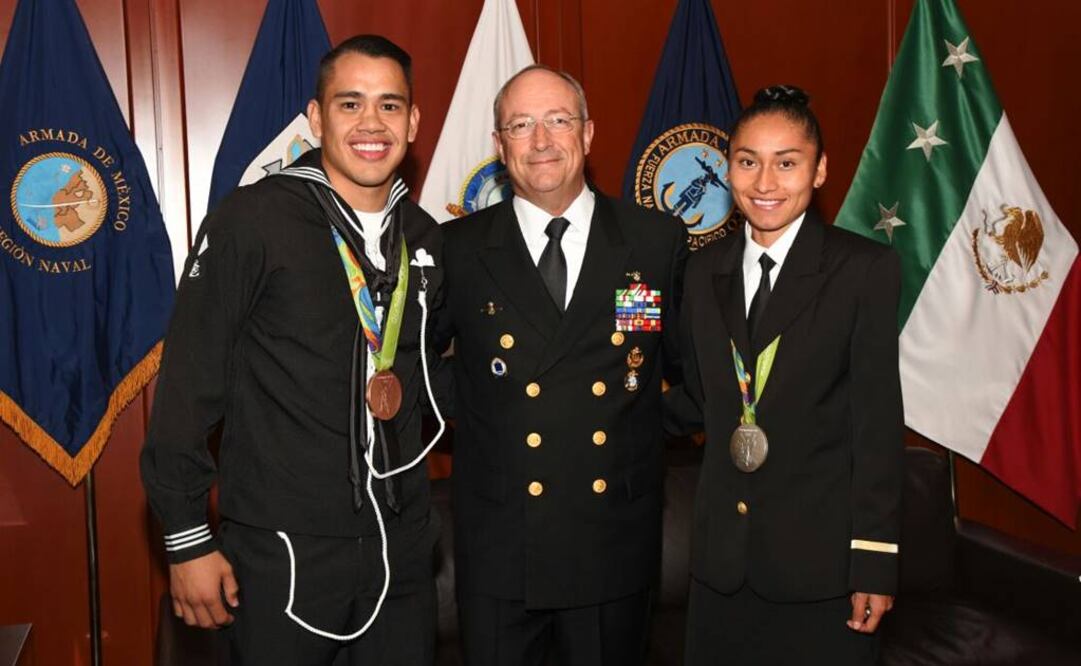 El boxeador Misael Rodríguez estuvo con los deportistas que fueron invitados a una reunión privada con el Almirante Vidal Francisco Soberón Sanz, entre ellos Lupita González, medalla de plata en marcha (Foto: Especial)