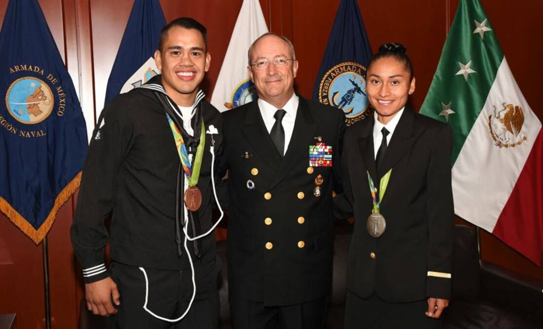 El boxeador Misael Rodríguez estuvo con los deportistas que fueron invitados a una reunión privada con el Almirante Vidal Francisco Soberón Sanz, entre ellos Lupita González, medalla de plata en marcha (Foto: Especial)