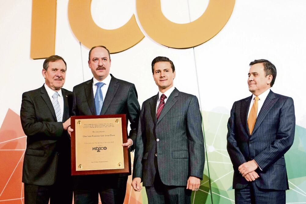 Juan Francisco Ealy Lanz Duret, Director General de EL UNIVERSAL, recibió de manos de Enrique Solana (izq.), presidente de la Concanaco-Servytur, y del Presidente el reconocimiento por su trayectoria al frente de este diario (PRESIDENCIA)