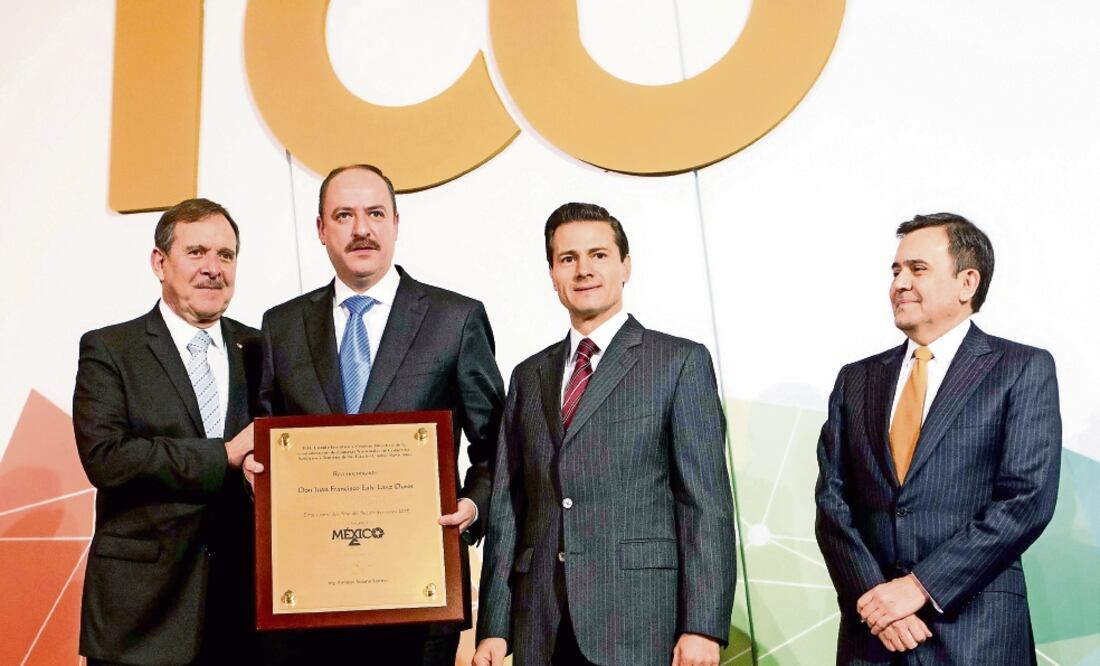 Juan Francisco Ealy Lanz Duret, Director General de EL UNIVERSAL, recibió de manos de Enrique Solana (izq.), presidente de la Concanaco-Servytur, y del Presidente el reconocimiento por su trayectoria al frente de este diario (PRESIDENCIA)
