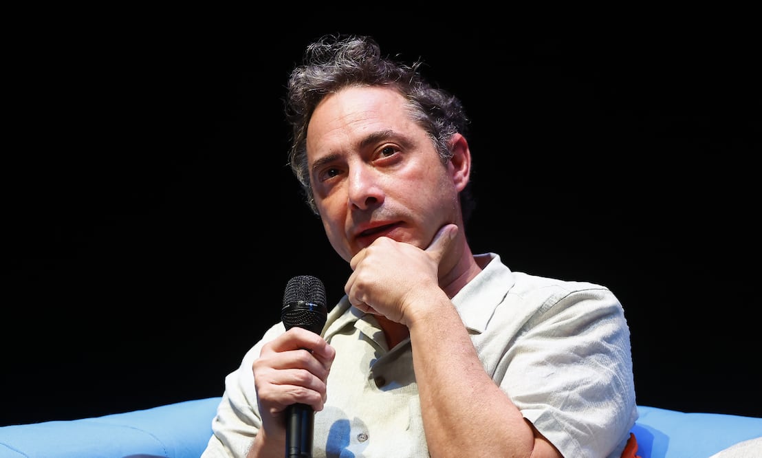 El cineasta chileno Juan de Dios Larraín habla durante la conferencia "La internacionalización del Cine Chileno: La historia de Fábula" este domingo, en el marco de la 41 edición del Festival Internacional de Cine en Guadalajara (México). 
Foto: EFE / Francisco Guasco