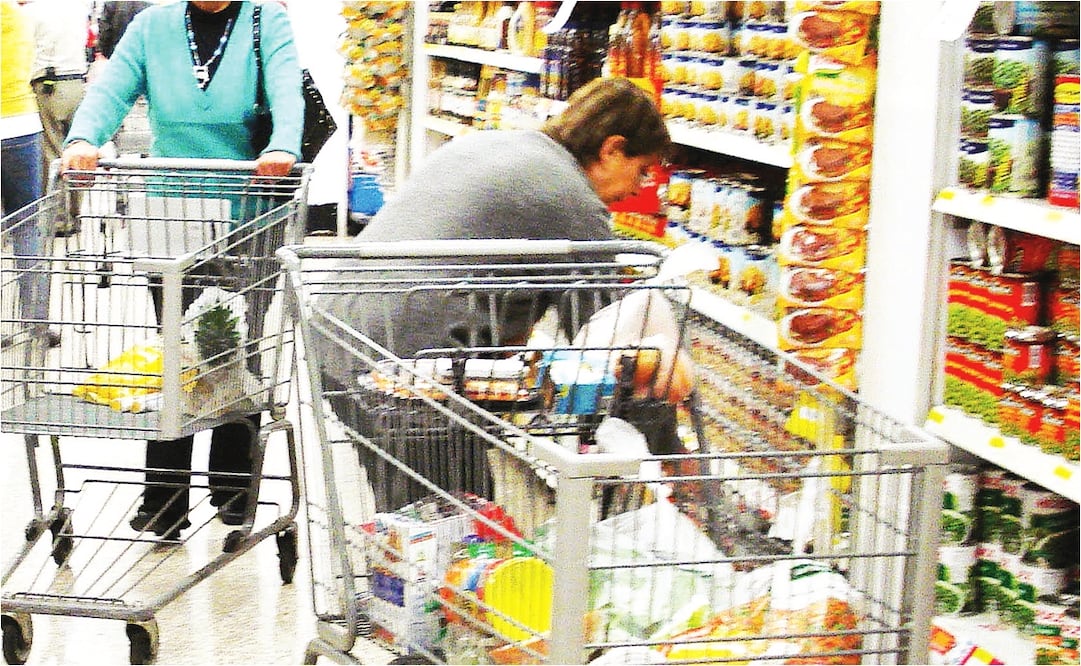 El indicador relativo a la posibilidad en el momento actual de los miembros del hogar para realizar compras de bienes durables bajó -0.8 puntos. Foto: Archivo / EL UNIVERSAL