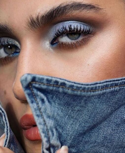 Cómo llevar las sombras azules en primavera