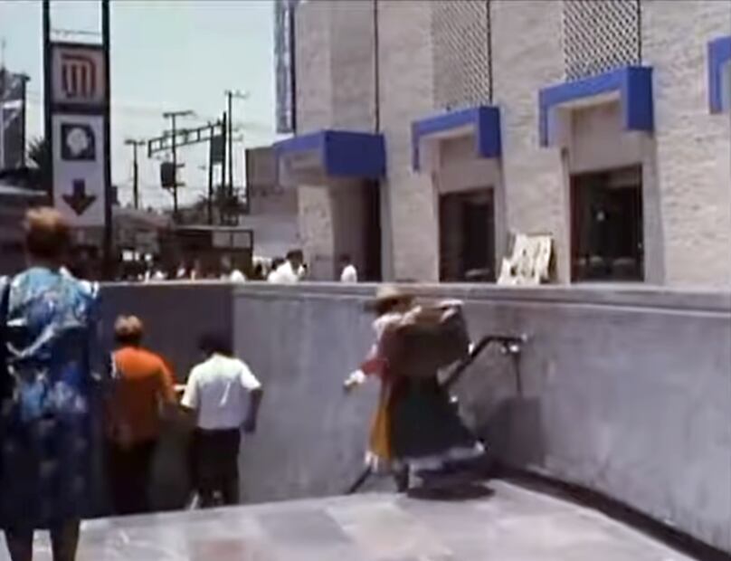 La secuencia inicial de la cinta "Se equivocó la cigüeña" presenta a la "India María", interpretada por la actriz María Elena Velasco, huyendo de dos maleantes, por lo que aquí la vemos corriendo entrando al Metro Etiopía. Captura de pantalla.