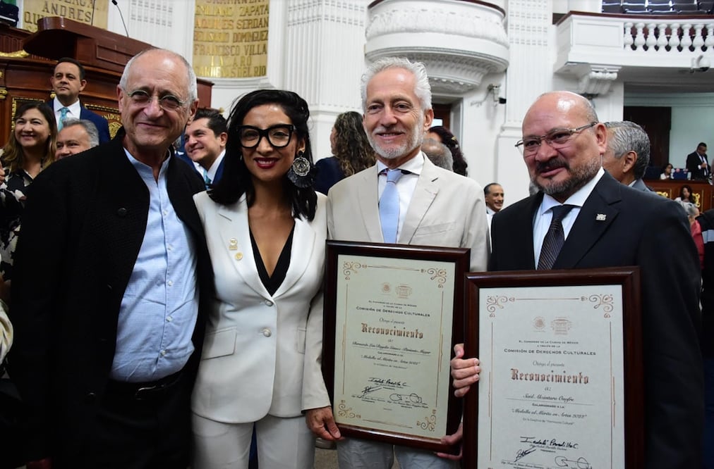 El arquitecto Benjamín Romano, Bernardo Luis Rogelio Gómez-Pimienta Magar y Saúl Alcántara fueron reconocidos ayer en los campos de arquitectura y patrimonio.
Foto: Congreso de la CDMX