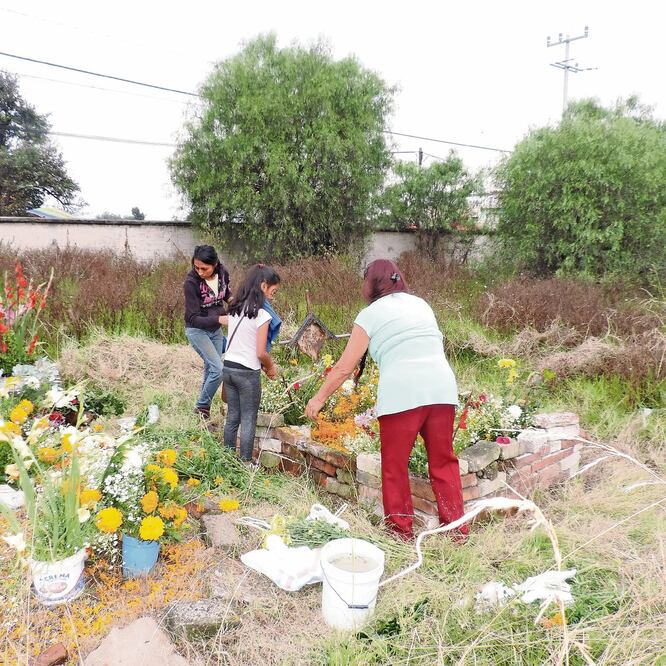 Angélica Lozano Suárez, de 65 años, es una de las pocas pobladora de San Mateo Ixtacalco que acudió a lo que ella llama el panteón “fantasma”; el cementerio ocupa un terreno de casi 7 mil metros cuadrados. Foto: JUAN MANUEL BARRERA. EL UNIVERSAL