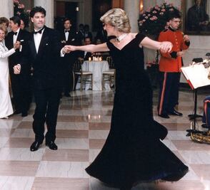 El icónico vestido con el que Lady Di bailó con John Travolta se subasta por tercera ocasión