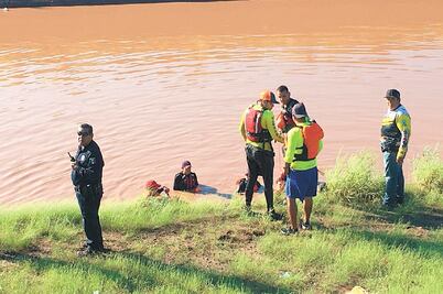 Repara con recursos propios coladera que se tragó a joven 