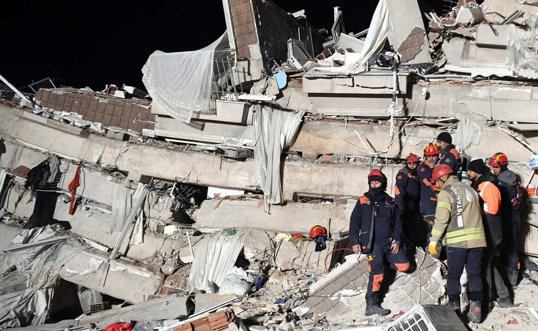 Rescatistas llevando a cabo una operación de rescate sobre los escombros del terremoto, en el sur de la provincia de Hatay, Turquía. Foto: Xinhua
