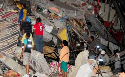 Suman 77 muertos por sismo de 7.8 grados en Ecuador