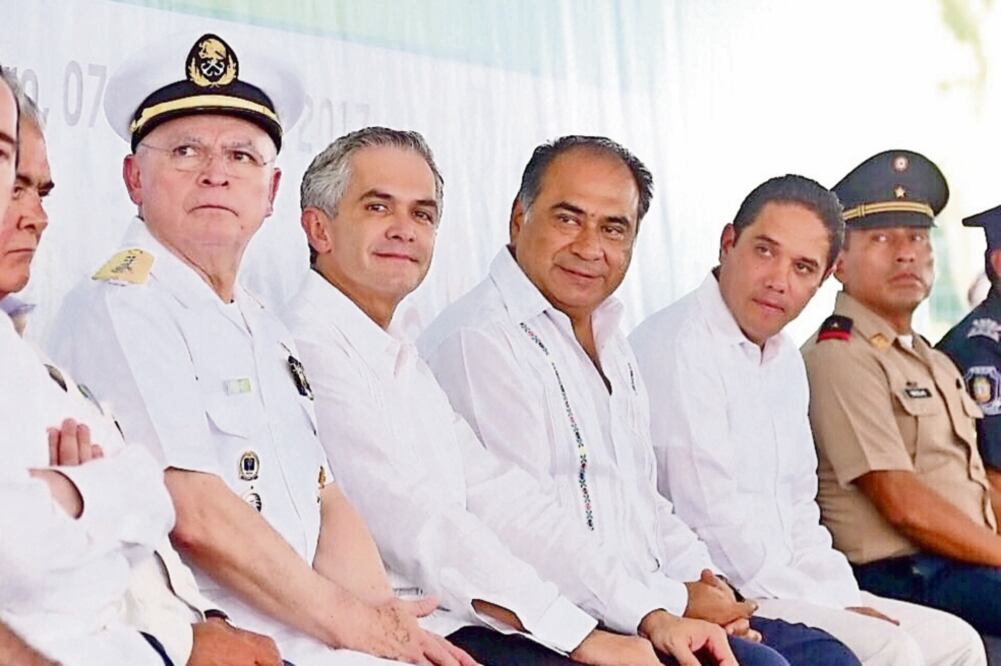 El jefe de Gobierno Miguel Ángel Mancera (centro) agradeció al gobernador de Guerrero, Héctor Astudillo, por el apoyo para poner en marcha el operativo. (ESPECIAL)