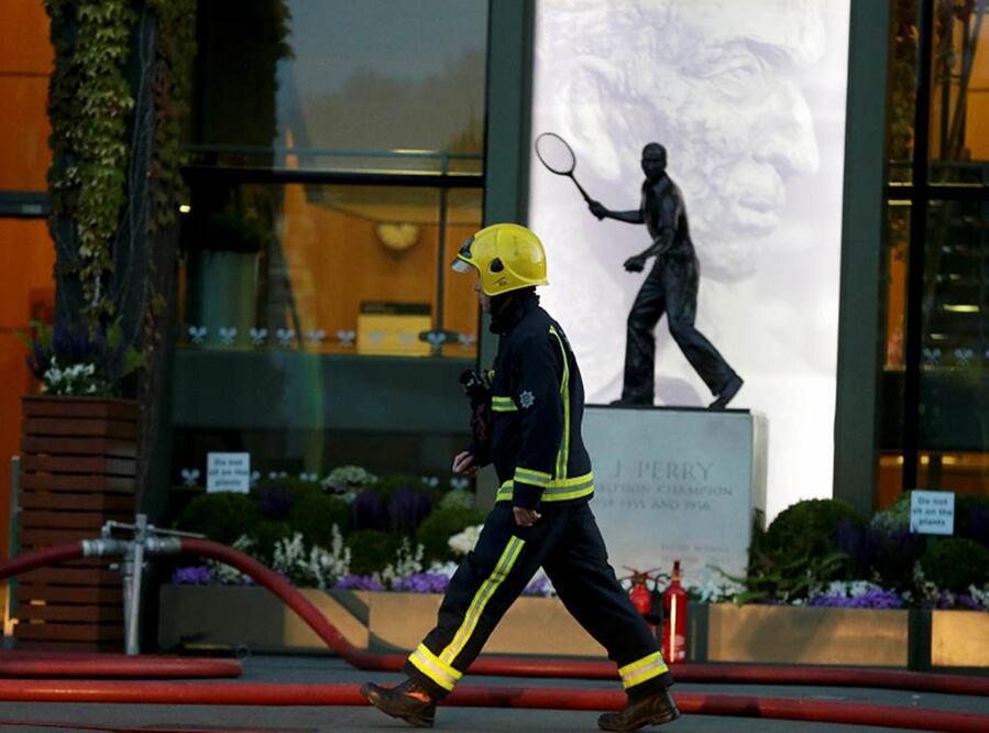 Los bomberos acudieron para evacuar a tres mil aficionados. Foto Reuters