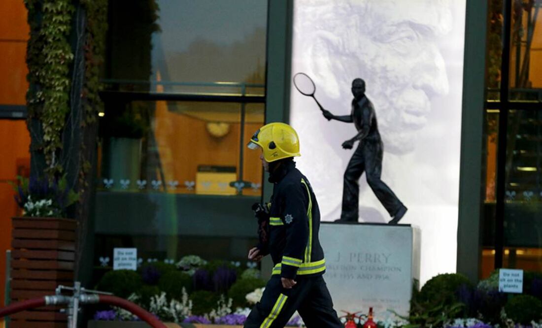 Los bomberos acudieron para evacuar a tres mil aficionados. Foto Reuters
