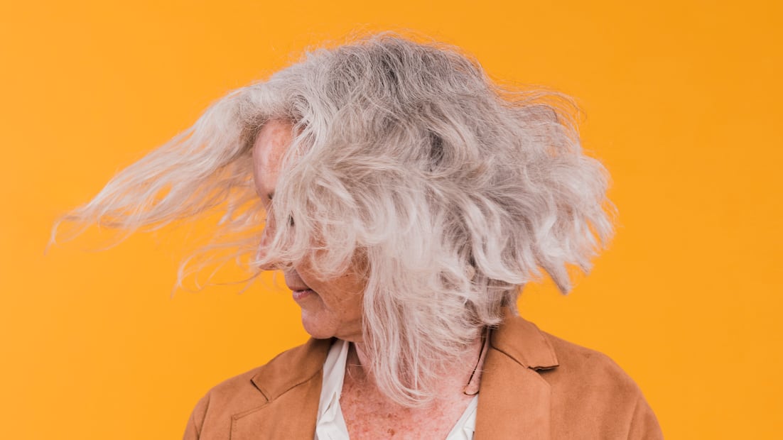 La pérdida de melanina cambia la estructura del cabello. Foto: Freepik