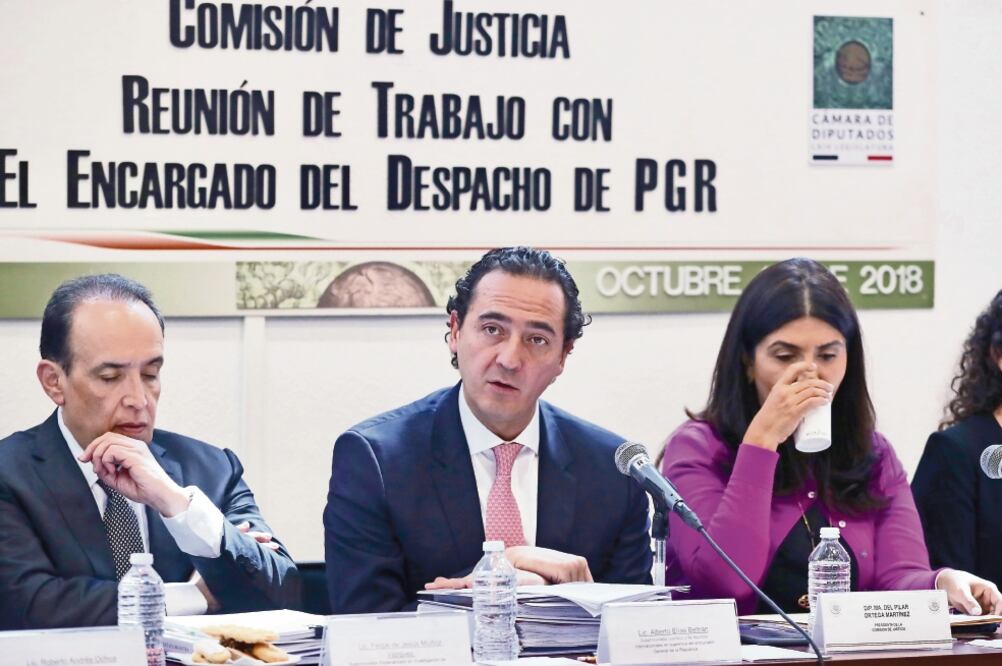 Alberto Elías Beltrán, encargado de despacho de la Procuraduría General de la República (centro), sostuvo una reunión de trabajo con integrantes de la Comisión de Justicia de la Cámara de Diputado s. (LUCÍA GODÍNEZ. EL UNIVERSAL)