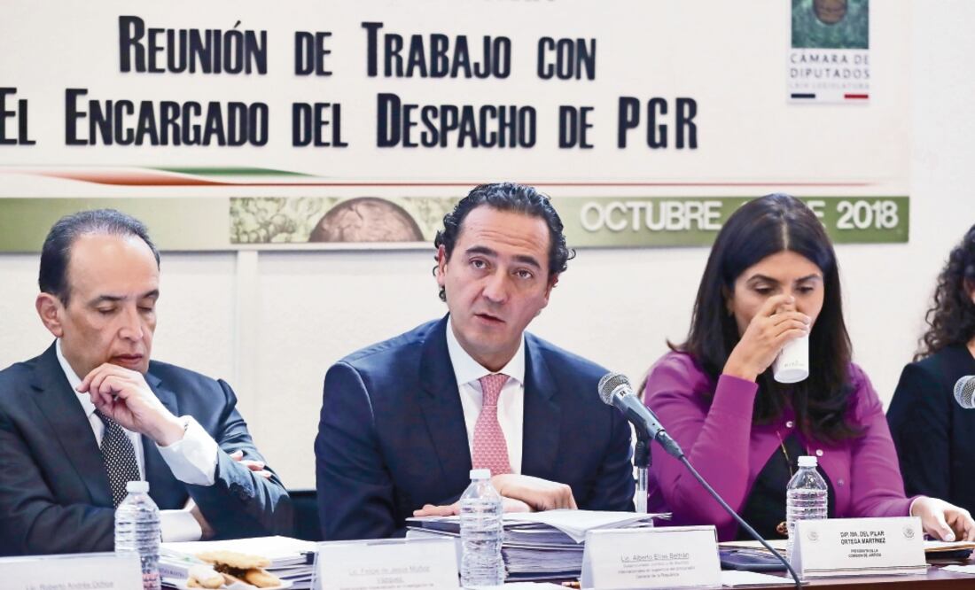 Alberto Elías Beltrán, encargado de despacho de la Procuraduría General de la República (centro), sostuvo una reunión de trabajo con integrantes de la Comisión de Justicia de la Cámara de Diputado s. (LUCÍA GODÍNEZ. EL UNIVERSAL)