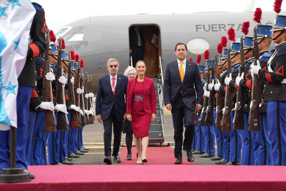 La presidenta Claudia Sheinbaum a su llegada a Honduras. Foto: Especial