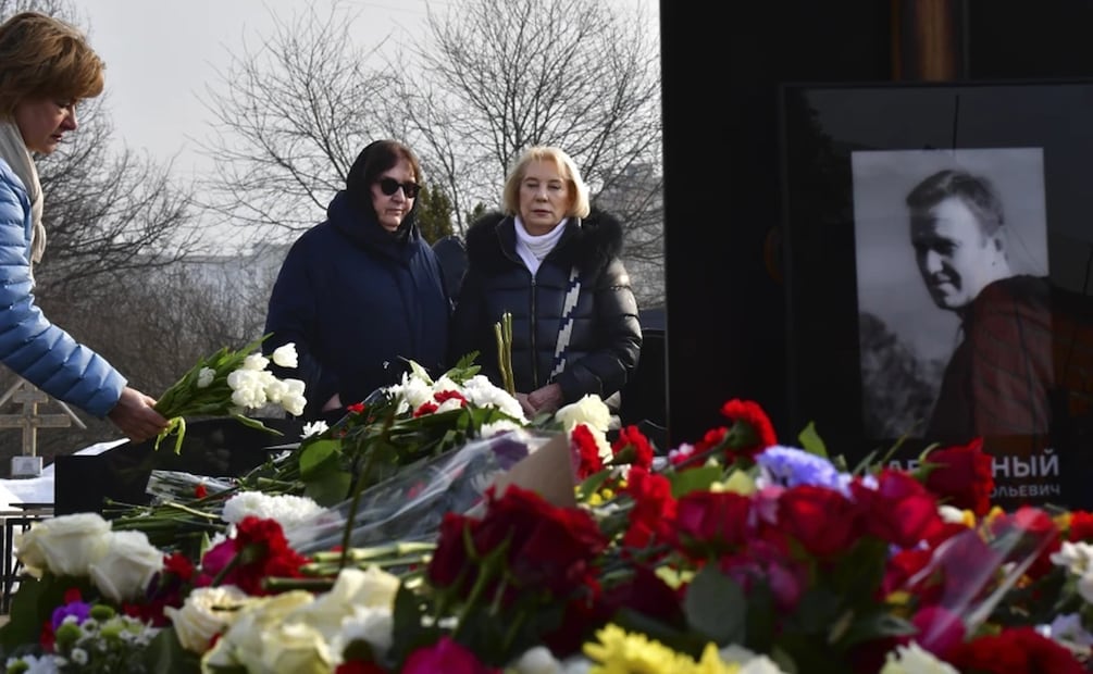 La madre del líder opositor Alexei Navalny, Lyudmila Navalnaya, y su suegra, Alla Abrosimova, visitan su tumba en el Cementerio Borisovskoye, en Moscú, Rusia, el sábado 2 de marzo de 2024. Foto: AP