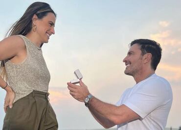 Julián Gil y Valeria Marín se comprometen en pleno desierto de Qatar