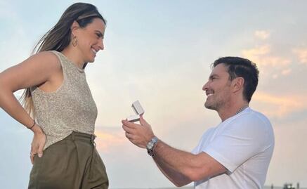 Julián Gil y Valeria Marín se comprometen en pleno desierto de Qatar
