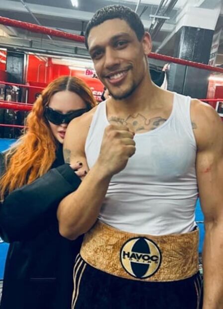 Con un extraño beso, Madonna confirma su noviazgo con un joven boxeador