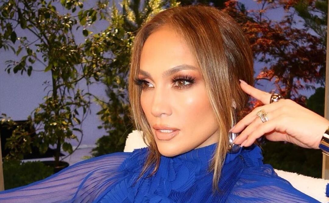 Jennifer Lopez luce las uñas lips gloss (Fuente Instagram @tombachik)