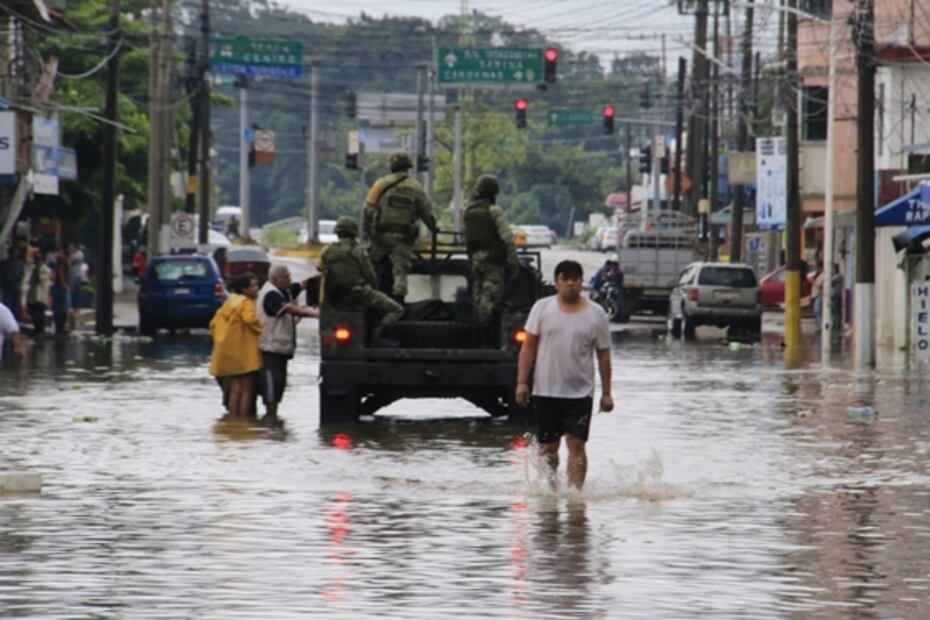 Evacúan a 30 familias por lluvias en Tabasco; Ejército pone en marcha Plan DNIII