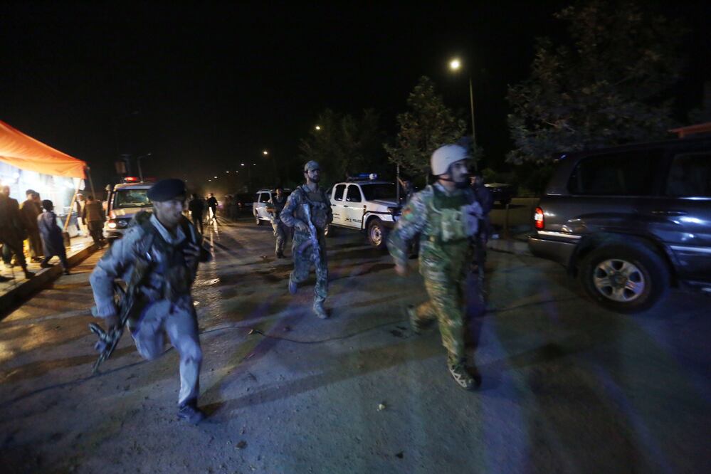 Fuerzas afganas corren a responder a un ataque del Talibán en el campus de la Universidad Afgana en Kabul, Afganistán (Foto: AP)
