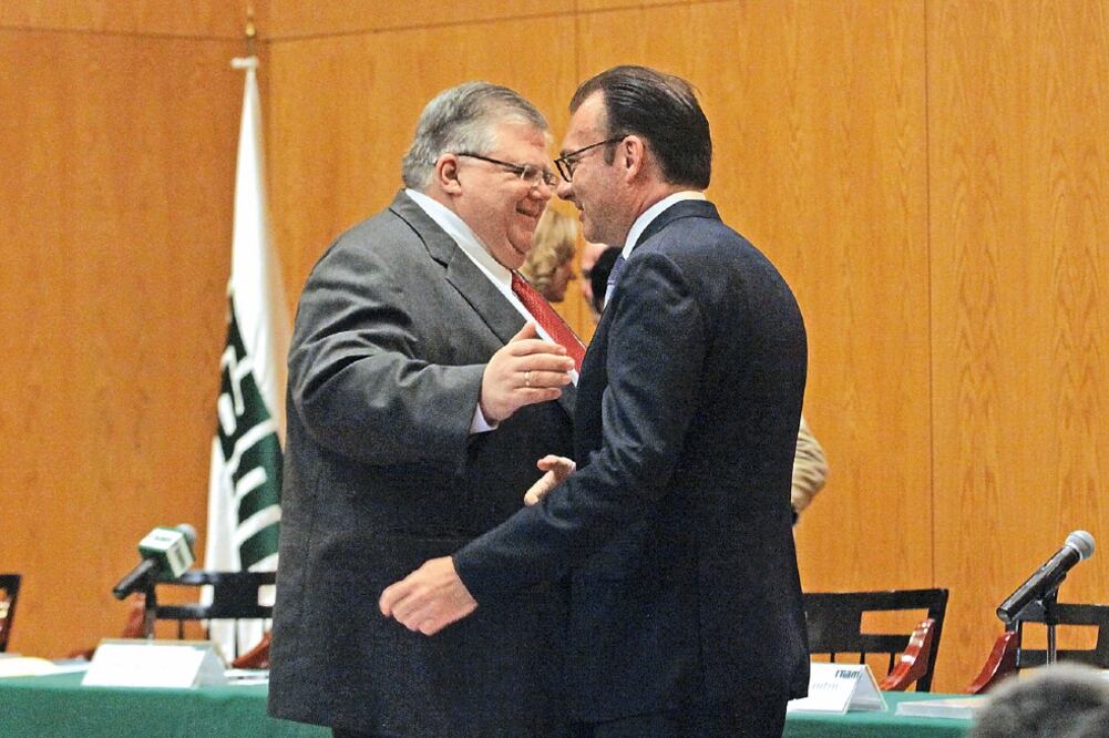 El gobernador del Banco de México, Agustín Carstens, con el titular de la Secretaría de Hacienda y Crédito Público, Luis Videgaray, ayer en el Seminario de Perspectivas Económicas 2016 (ADRIÁN HERNÁNDEZ. EL UNIVERSAL)