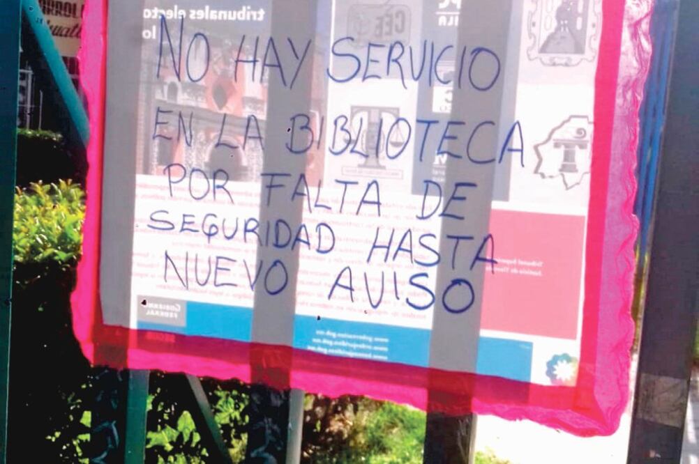 En las 22 bibliotecas de la delegación se colgaron cartulinas con leyendas como: “Se informa a la comunidad que debido a la inseguridad que presenta el personal de bibliotecas la misma estará cerrada hasta nuevo aviso”. (FOTOS: ESPECIALES)