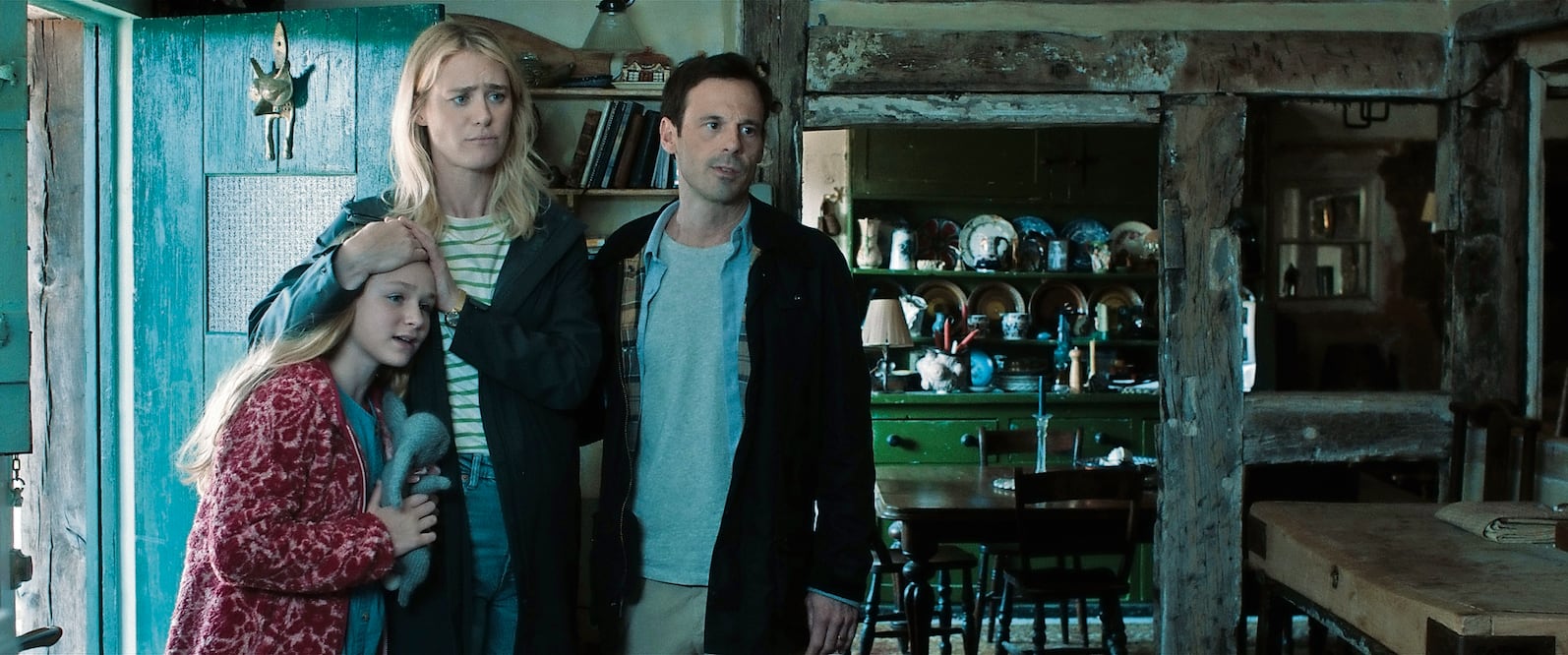 Mackenzie Davis (al centro) es Louise Dalton. Foto: de UNIVERSAL PICTURES