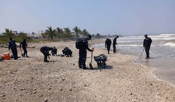 Recolectan más de 800 toneladas crudo tras derrame en el Golfo de México; monitoreo continúa en 48 playas