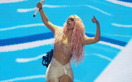 Karol G se quiebra en el escenario: primero falla su avión y luego la energía en su concierto