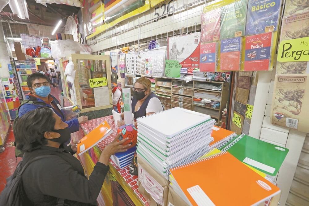 Las tres grandes categorías cuyas ventas aumentaron en octubre fueron: Artículos de papelería, esparcimiento y uso personal con un alza mensual de 2.6%. Foto: BERENICE FREGOSO. EL UNIVERSAL