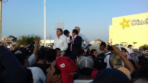 Yunes confronta a saqueadores; les ofrece vales