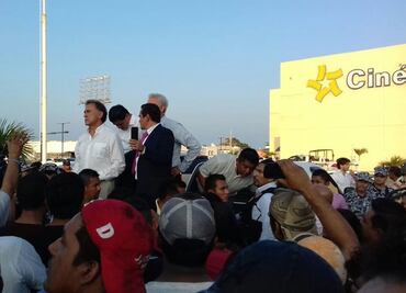 Yunes confronta a saqueadores; les ofrece vales