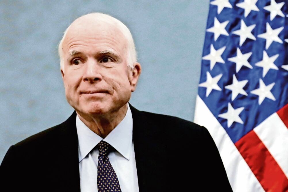 Experiencia. John McCain, de 80 años, fue prisionero de guerra en Vietnam y perdió las elecciones a la Casa Blanca en 2008 frente a Barack Obama (ESPECIAL)