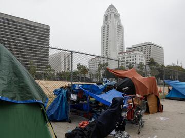 Ciudades de EU podrán prohibir que personas sin hogar duerman al aire libre, determina Corte Suprema