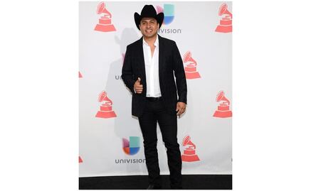 Abuchean a Julión Álvarez por interpretar Himno Mexicano