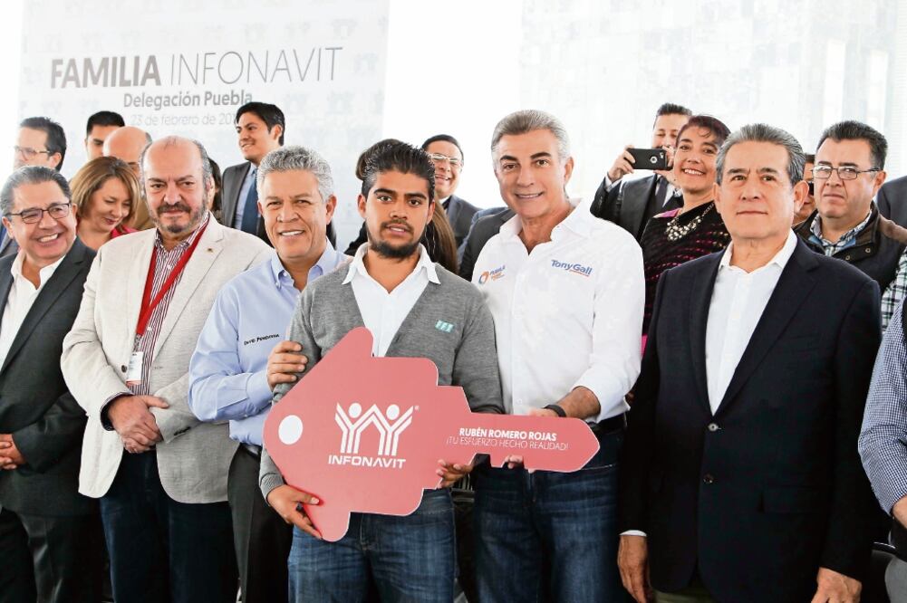 El gobernador de Puebla, José Antonio Gali Fayad, reiteró su compromiso de simplificar los trámites en materia de construcción y acceso a la vivienda. 