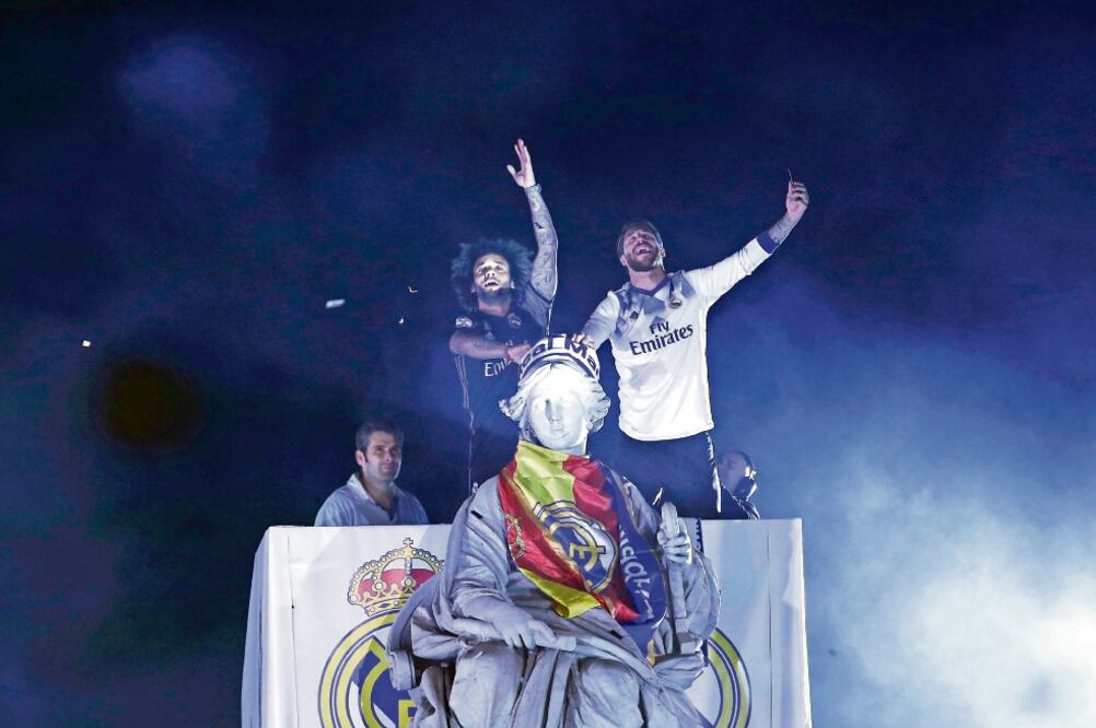Marcelo y Sergio Ramos subieron a la cabeza de la diosa Cibeles (FRANCISCO SECO. AP)