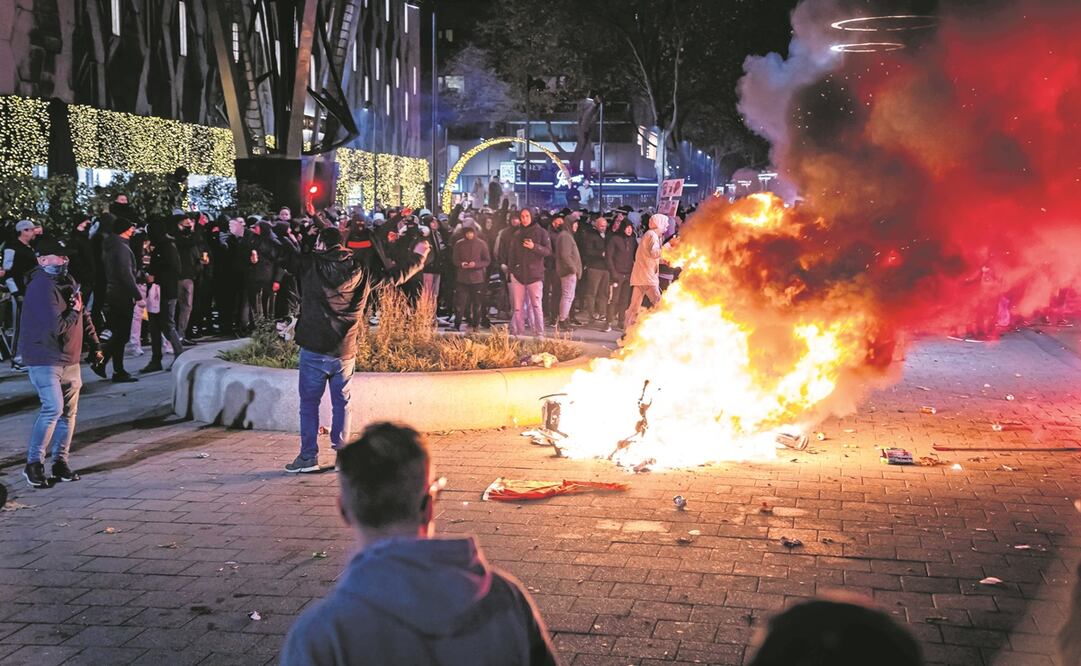 Varias personas resultaron heridas por disparos de la policía ayer en Rotterdam, donde una manifestación contra las restricciones anti-Covid degeneró en disturbios. Foto: Killian Lindernburg. EFE