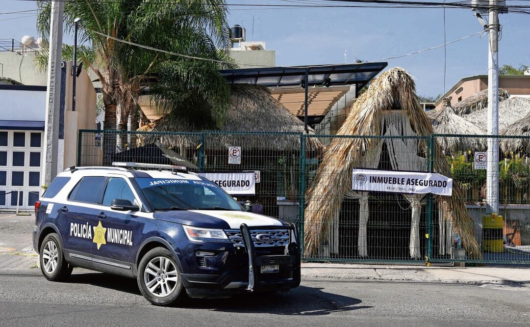 Elementos de la policía municipal de Querétaro mantenían ayer vigilancia en el bar Los Cantaritos, que fue atacado la noche del sábado. Foto: César Gómez / CUARTOSCURO.COM